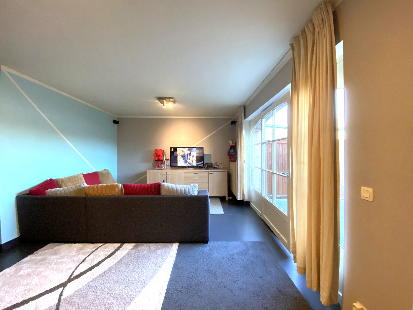 Centraal gelegen gelijkvloers appartement met 2 slaapkamers, groot terras en garage! 