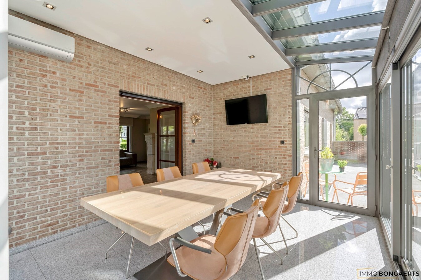 Ruime woning op een zeer rustige locatie met tuin, garage, carport en 3 slaapkamers in Opglabbeek. 