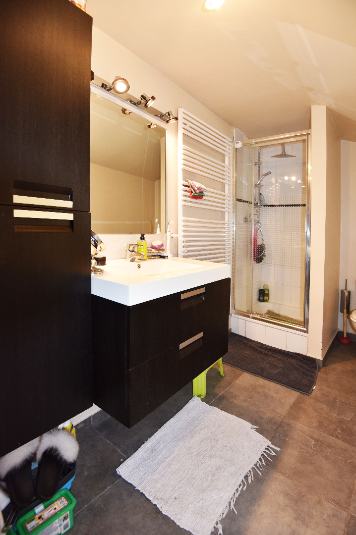 Gerenoveerde rijwoning met 2 slpks te centrum Eeklo 