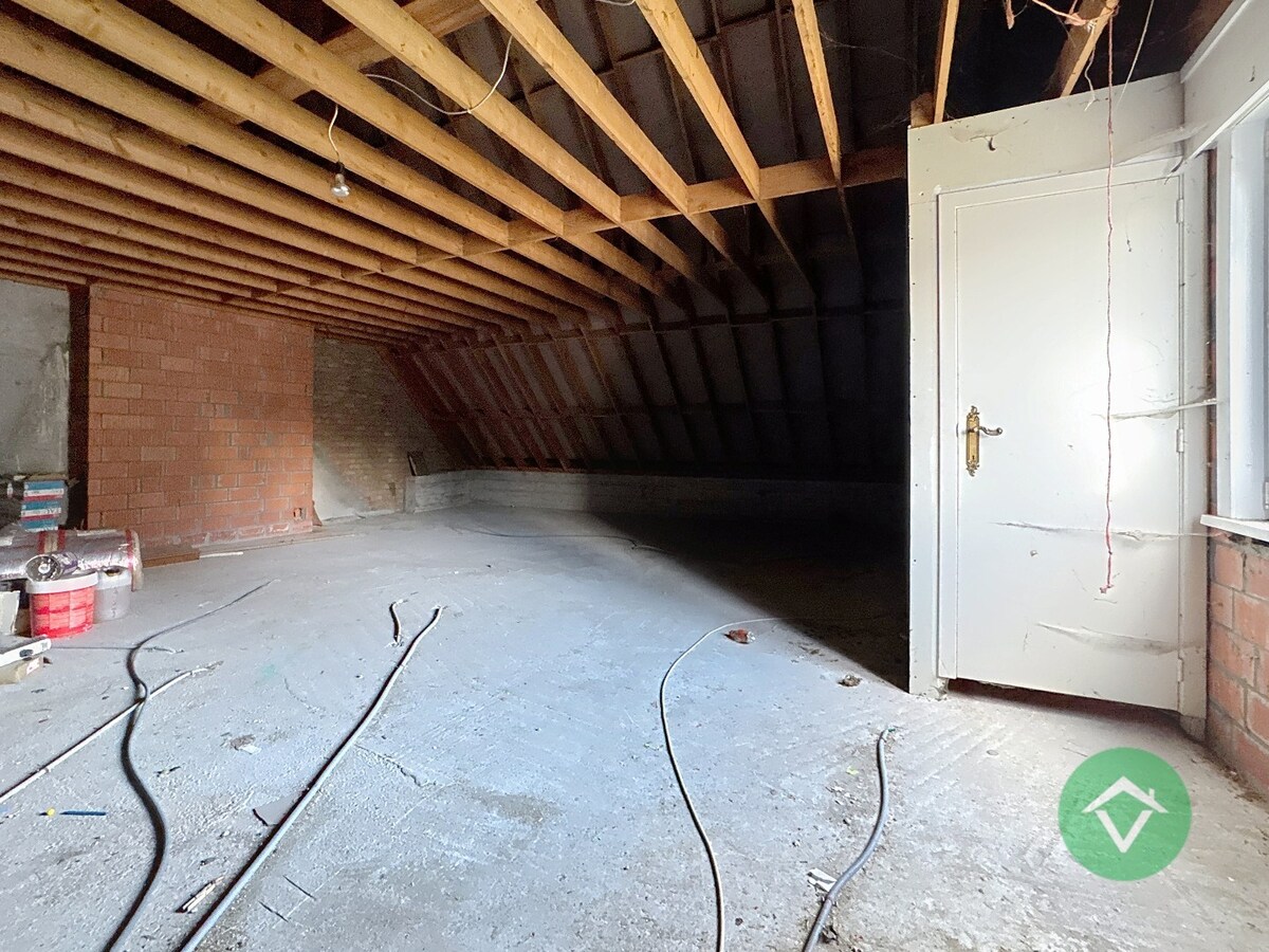 Alleenstaande woning met naastliggend stuk bouwgrond en weide te Eernegem 