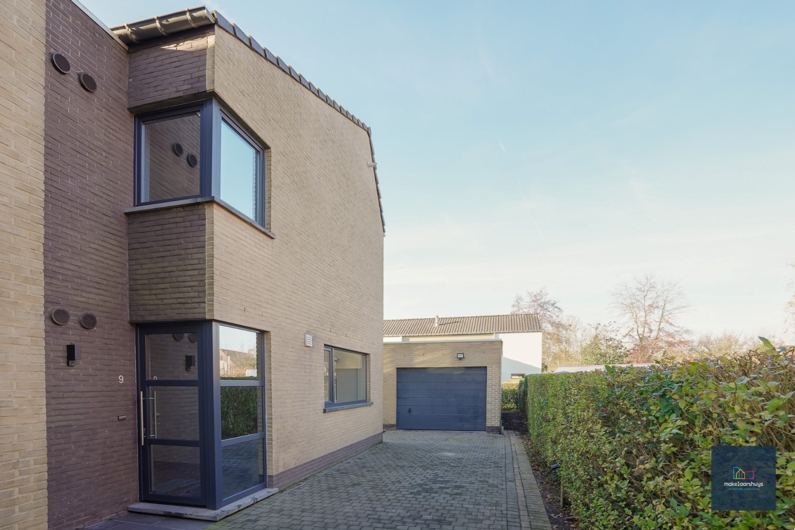 Ruime half-open bebouwing te Heusden met garage en tuin 