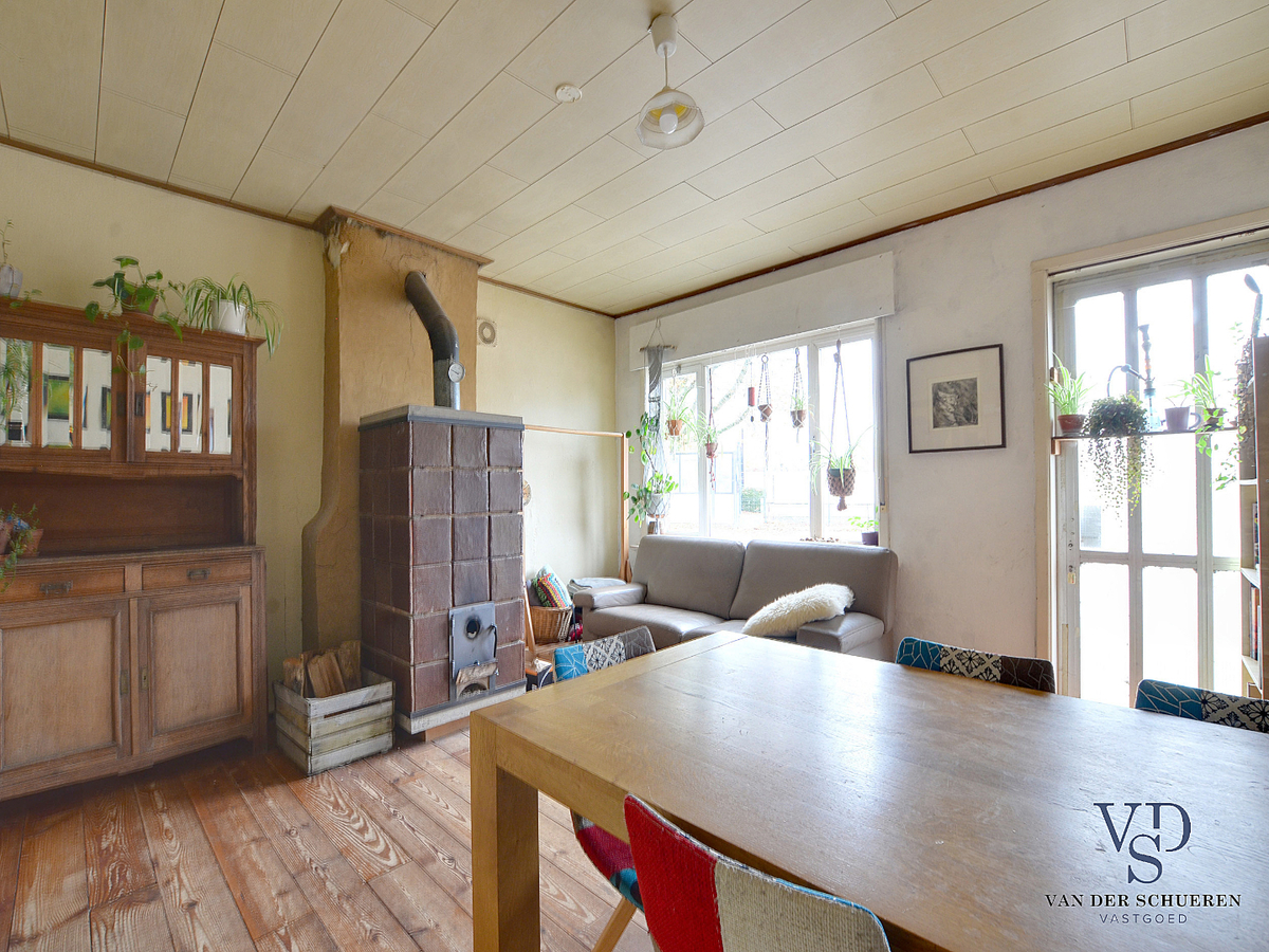 Karaktervolle, te renoveren woning (op bijna 900 m²). 