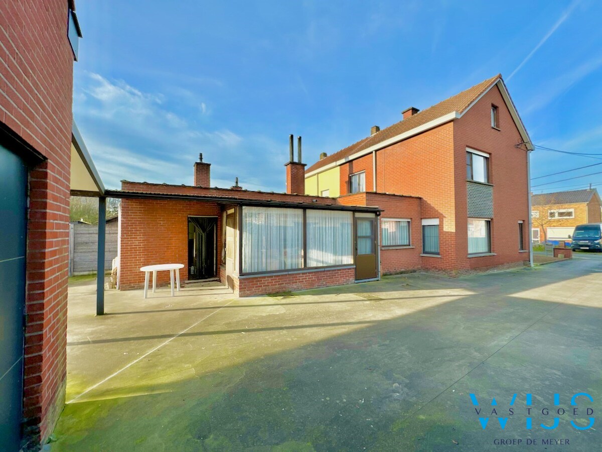 Volwaardig woonhuis met bijgebouwen te Wippelgem ! 