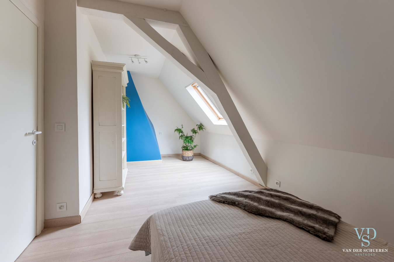 Authentiek landhuis met 5 ruime slaapkamers én gelijkvloers bureau. 