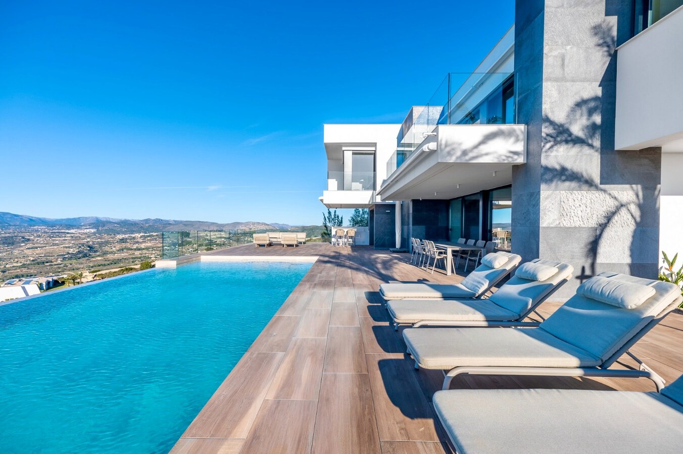 Een uitzonderlijke villa waar luxe, licht en panoramische waterzichten samenkomen. 