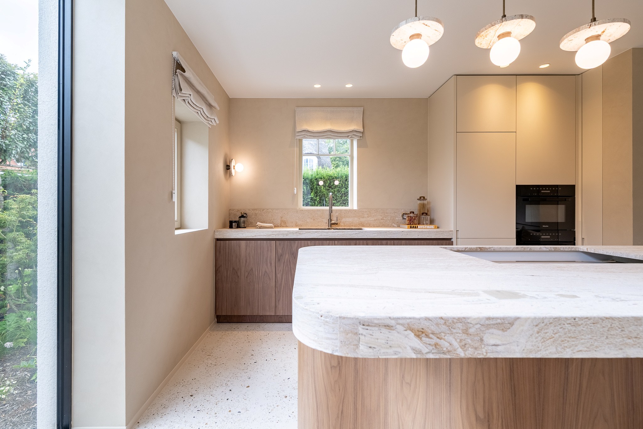 Très luxueuse et charmante villa jumelée rénovée, située à proximité du centre commercial de Knokke. 