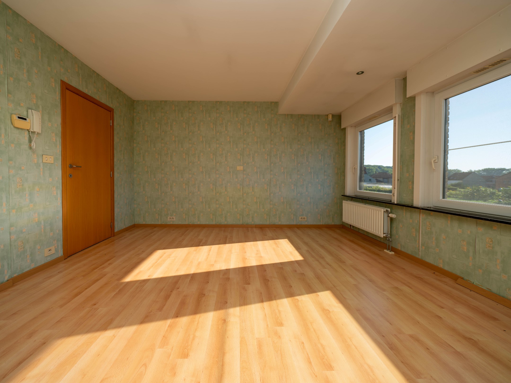 Lichtrijke, ruime woning met 3 kamers, garage en tuin 