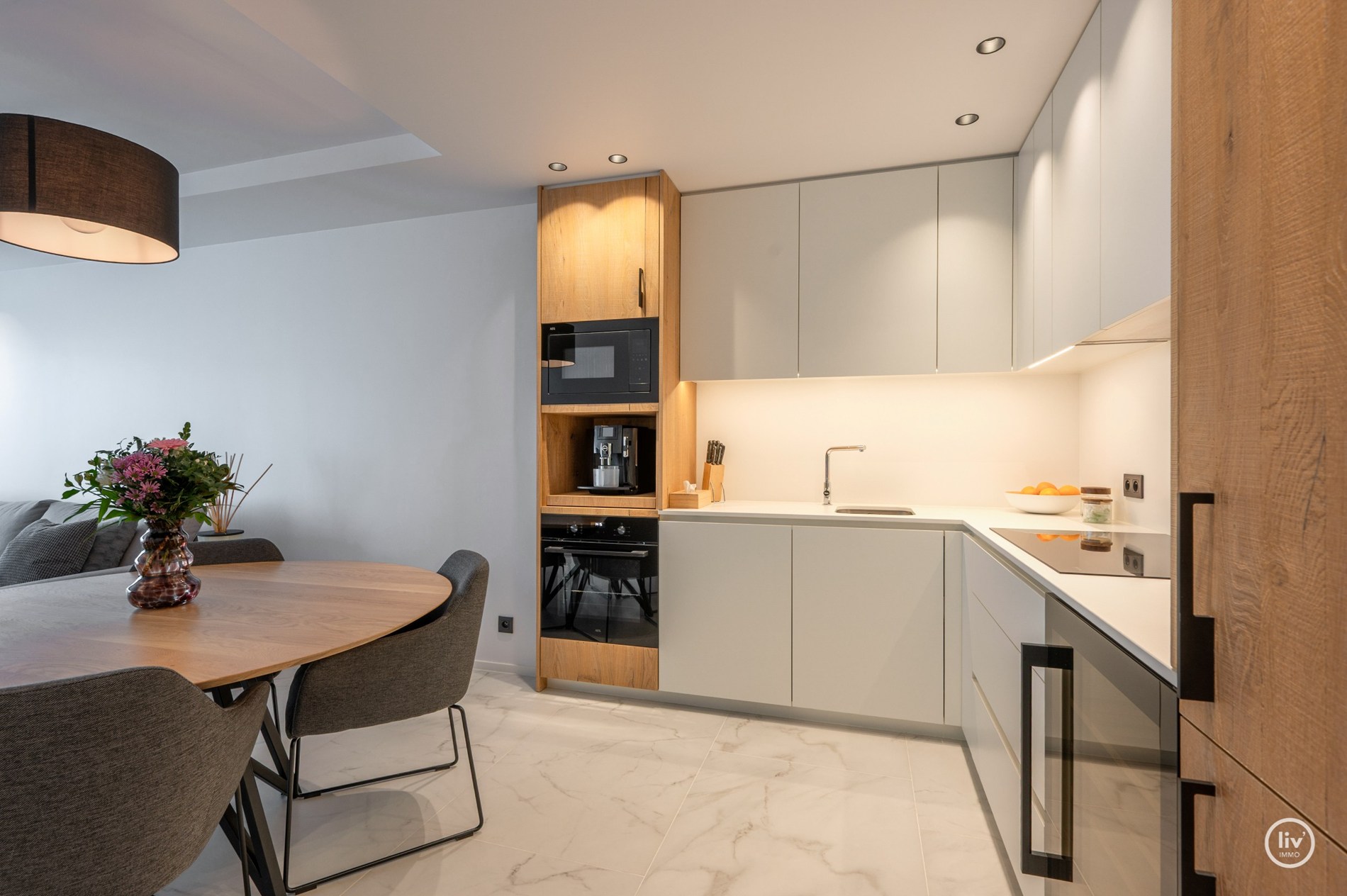 Prachtig gerenoveerd appartement met mooi zonneterras gelegen op de Kustlaan te Knokke. 
