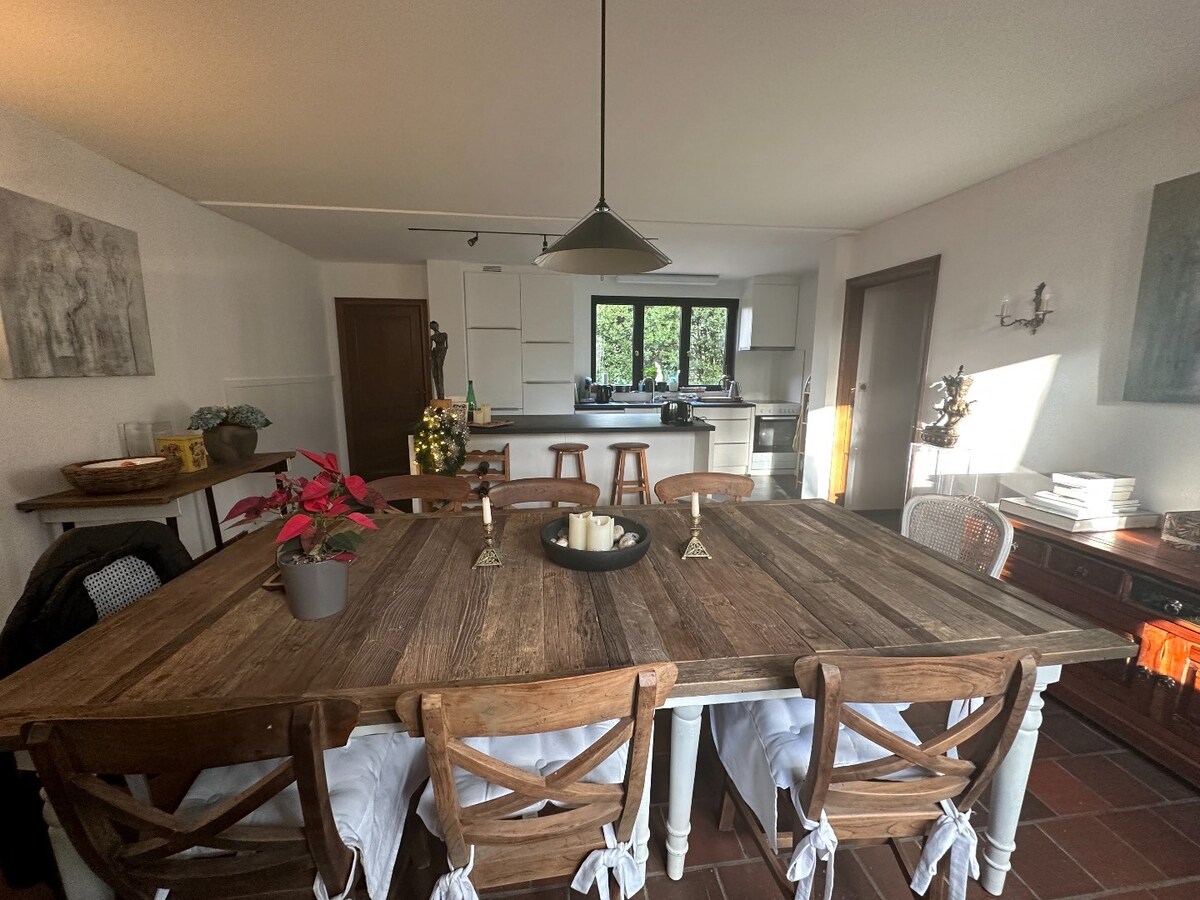 Residentieel gelegen, vrijstaande woning met bijgebouw 