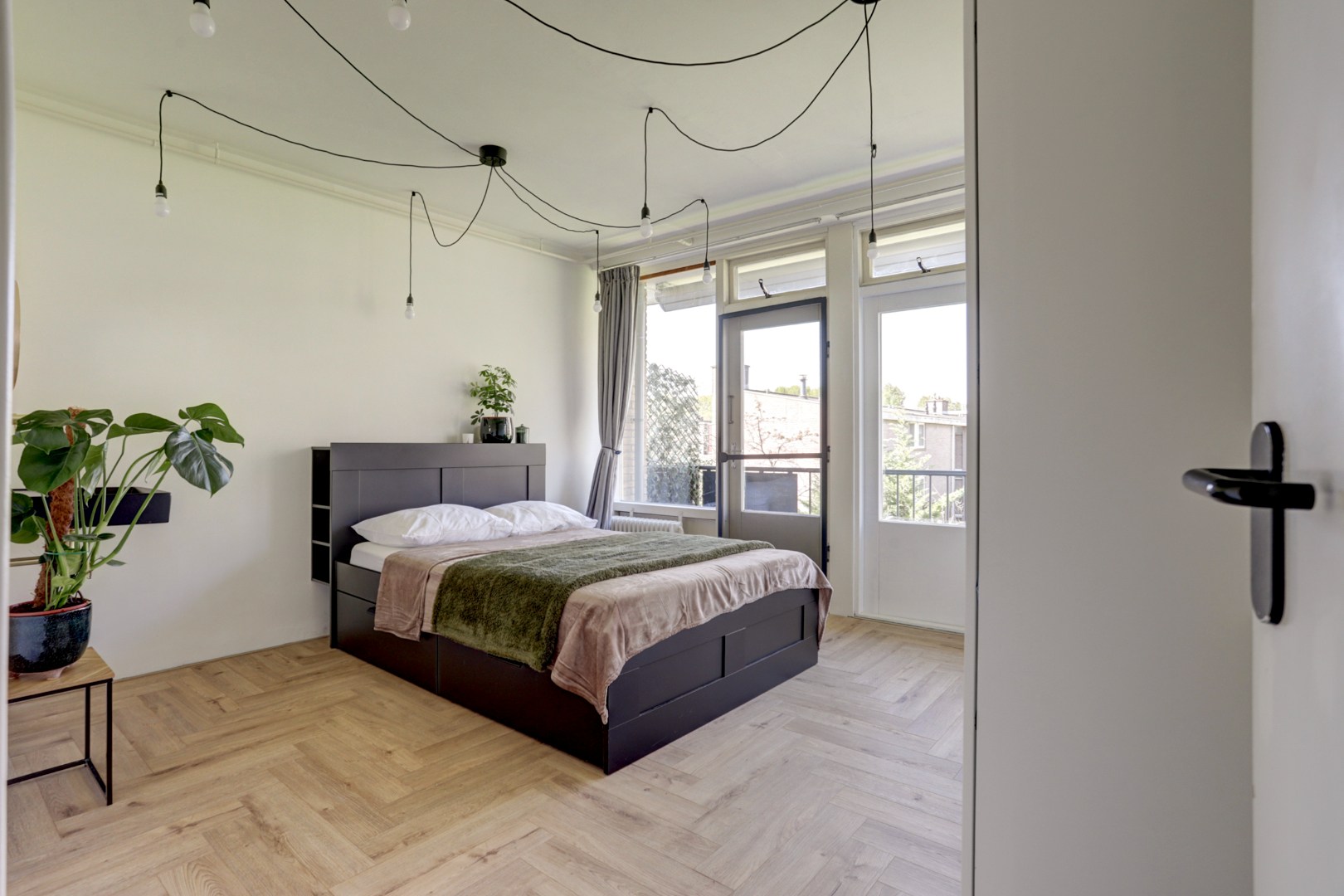 Instapklaar 3- (voorheen 4) kamer appartement op de 2e etage met moderne keuken met kookeiland, 2 balkons, 2 riante slaapkamers, moderne badkamer en gelegen op eigen grond! 