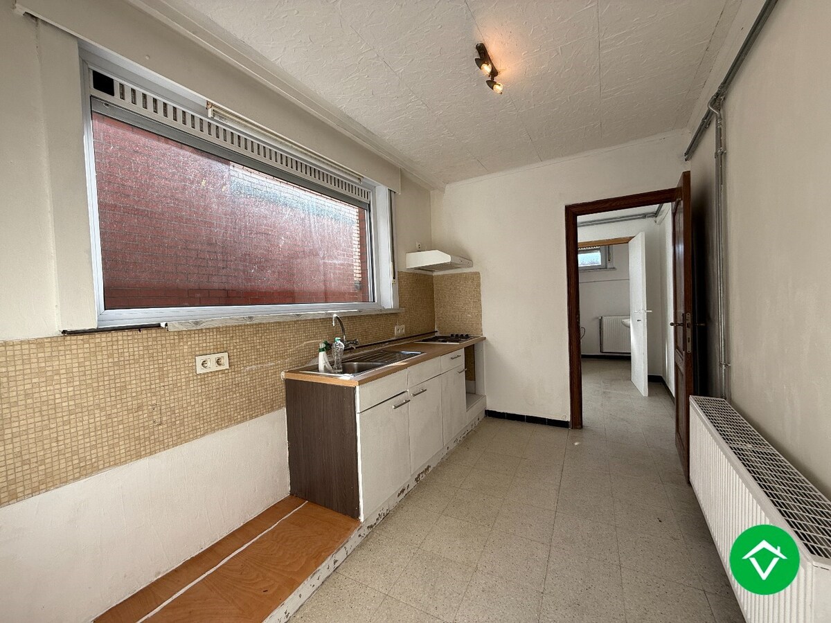 Instapklare rijwoning met 2 slaapkamers, zolder en koer in centrum Roeselare 