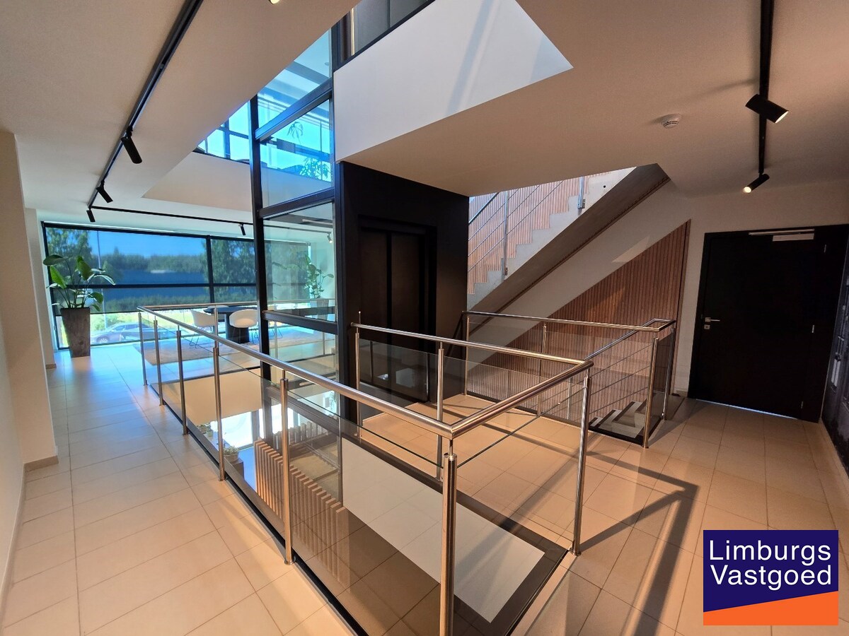 Terbeschikkingstelling van infrastructuur in vernieuwde kantoren met parking, v.a. 21 m², Genk-Noord 