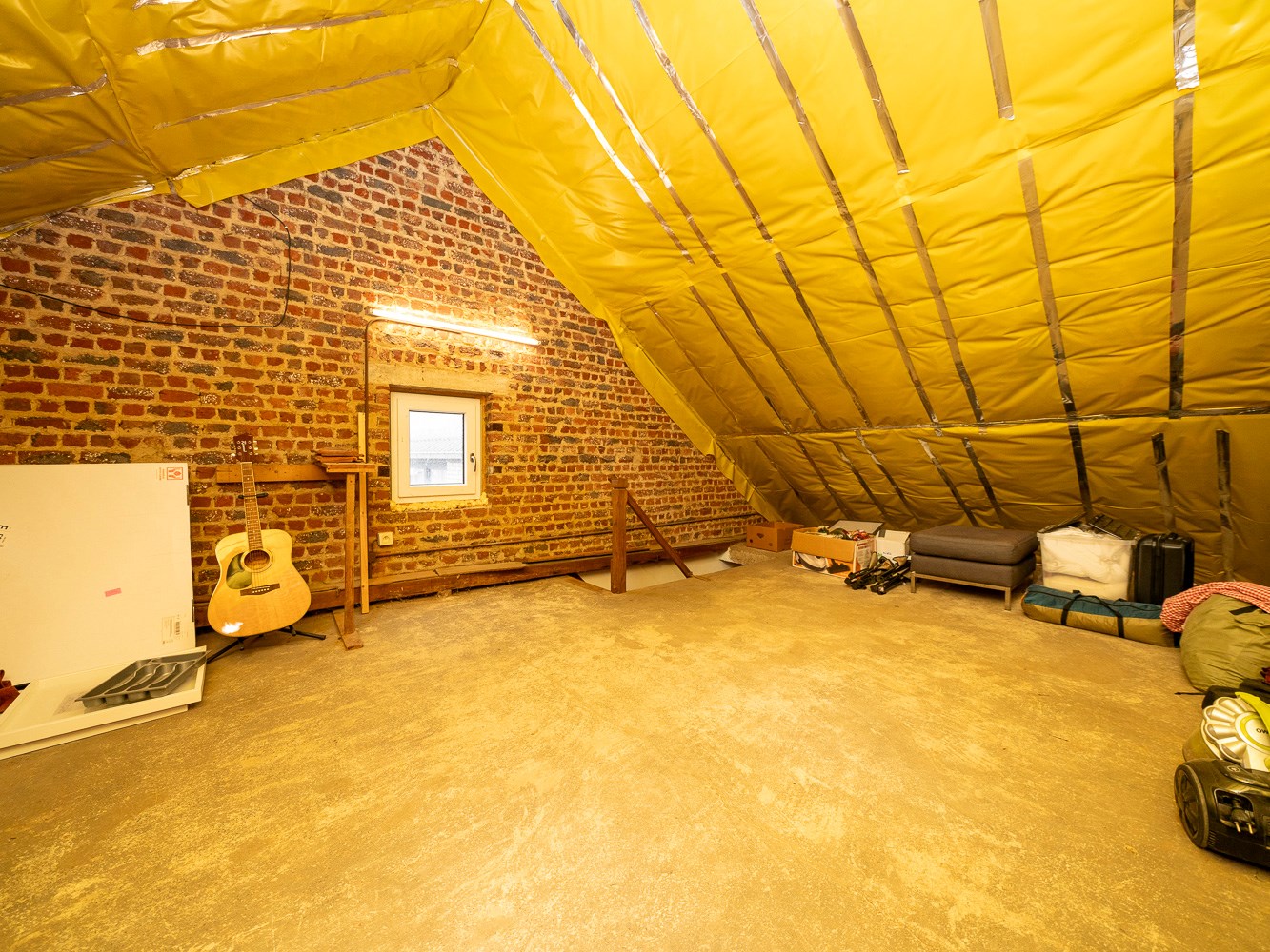 Volledige gerenoveerde 3-gevel woning 