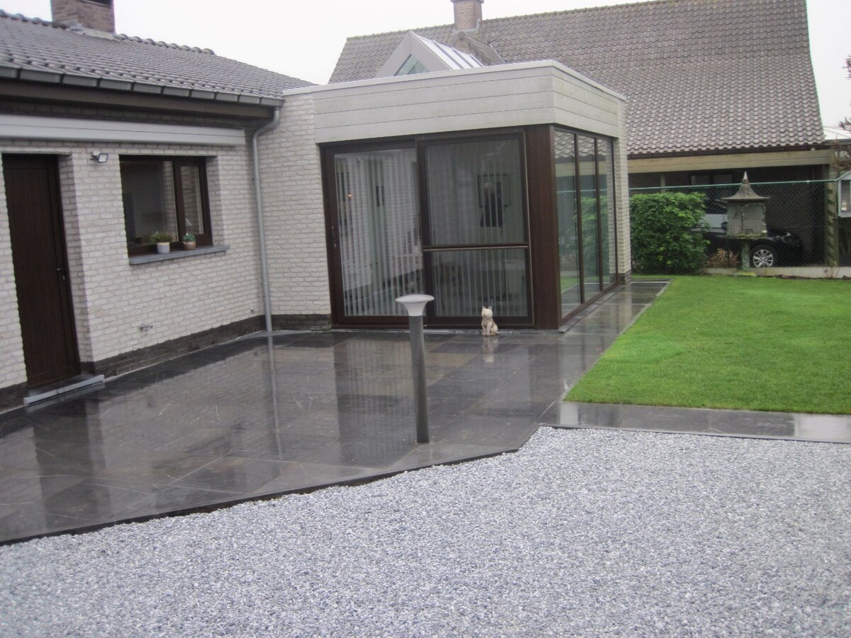 Goed gelegen, eigentijdse bungalow. 