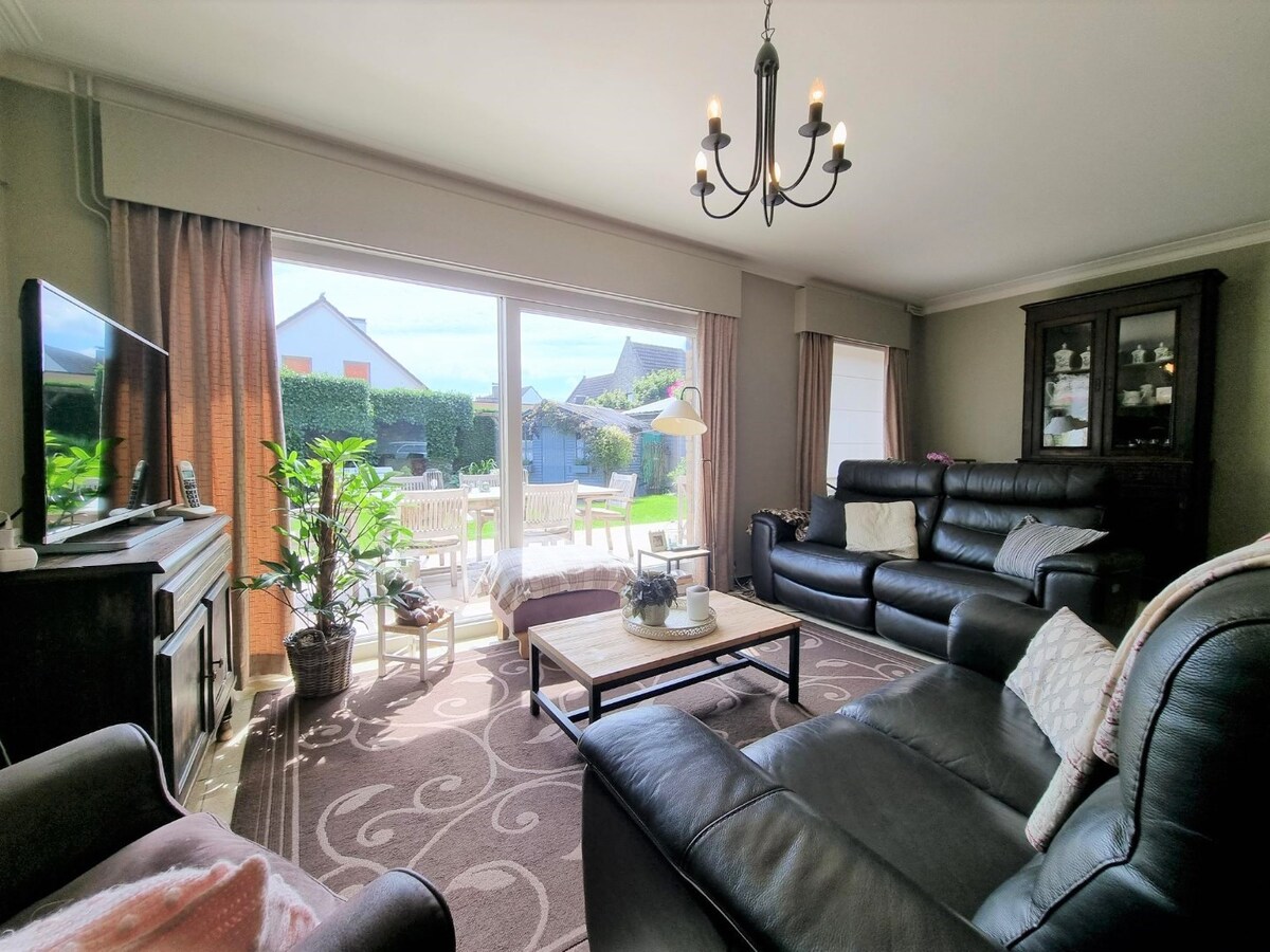 Ruime woning gelegen in een zeer rustige, residentiële woonwijk te Knokke-Heist 