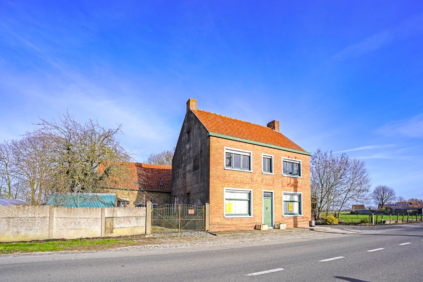 Te renoveren woning met 5 slaapkamers op 8.102 m²  te Diksmuide! 