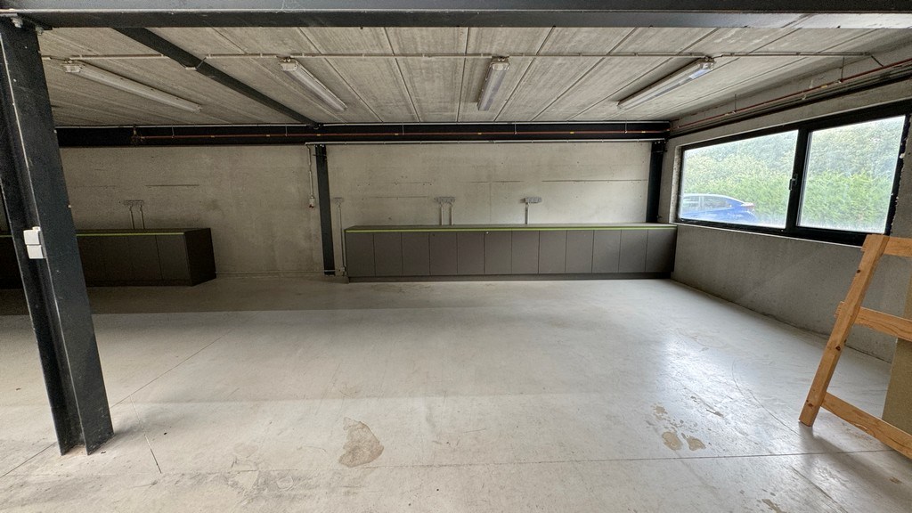 Magazijnen met kantoor te huur nabij E313 in Ranst