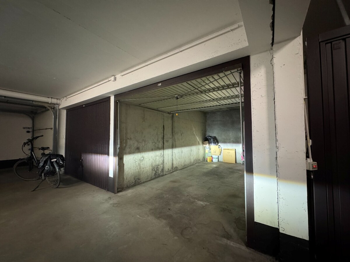 Garagebox te koop nabij de Zeedijk en het Heldenplein te Heist. 