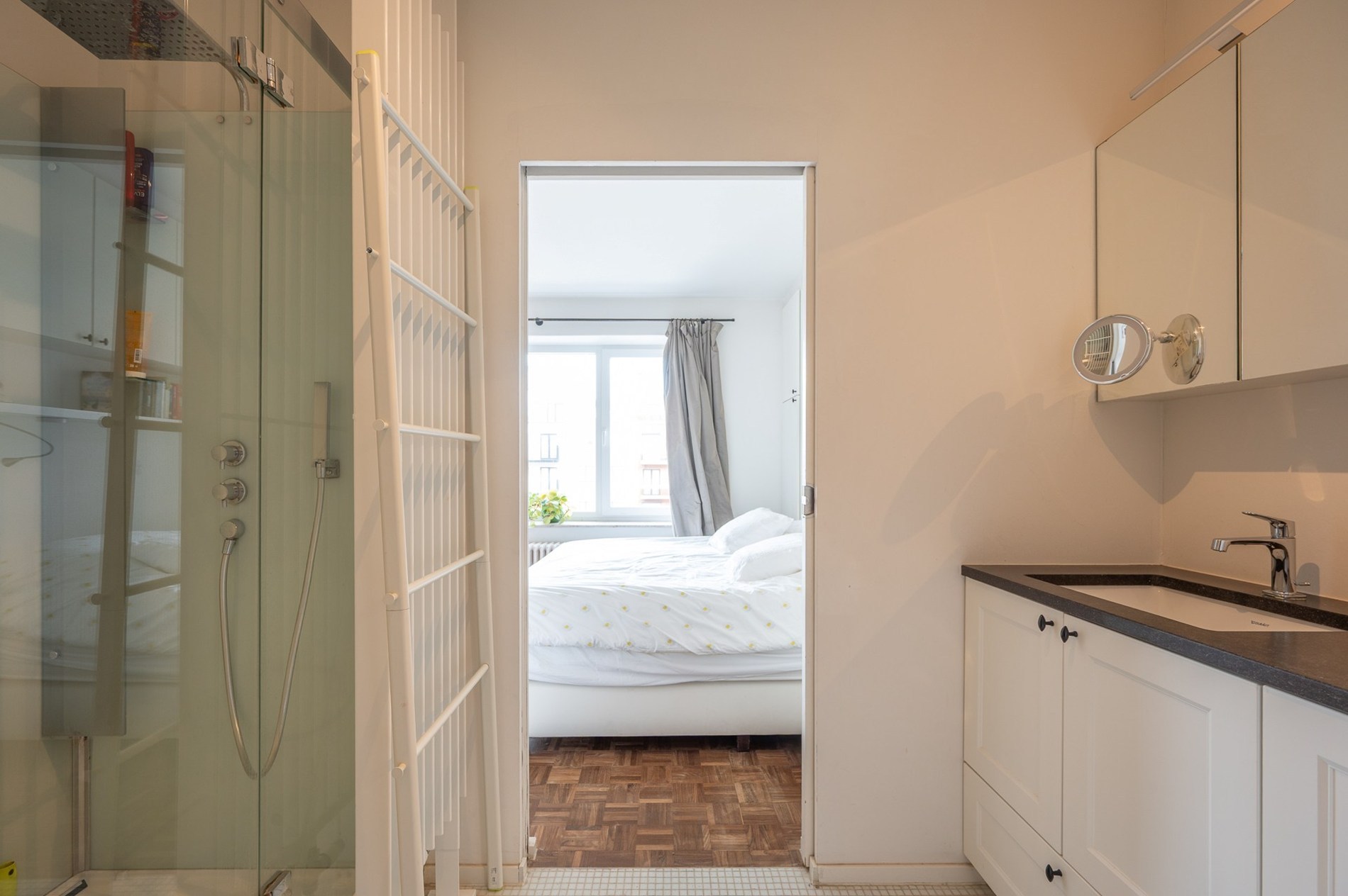 Appartement confortable avec terrasse ensoleillée et vue partielle sur la mer dans un emplacement de premier choix. 