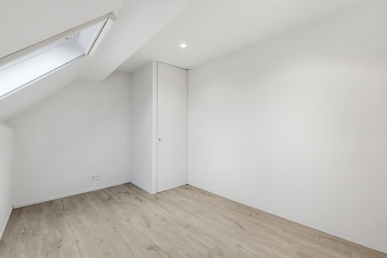 Alleenstaande woning met 4 slaapkamers in Merkem! 