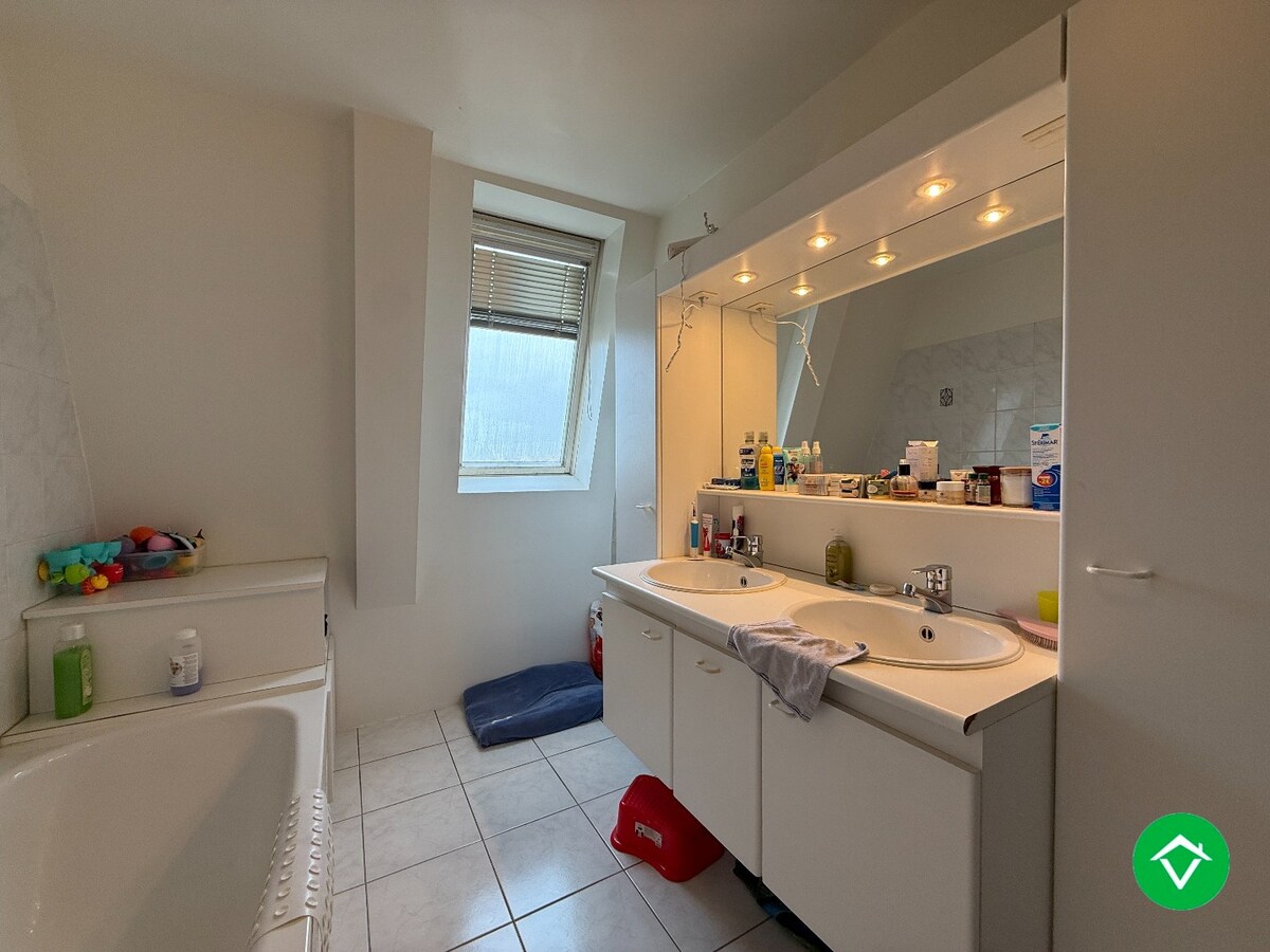 Instapklaar dakappartement met 4 slaapkamers met 2 terrassen en autostaanplaats te Roeselare 