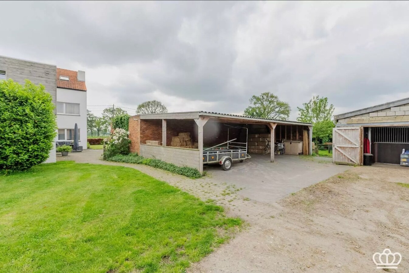 Magnifiquement située, charmante maison avec des installations pour chevaux sur environ 1,8 ha à Essen. 