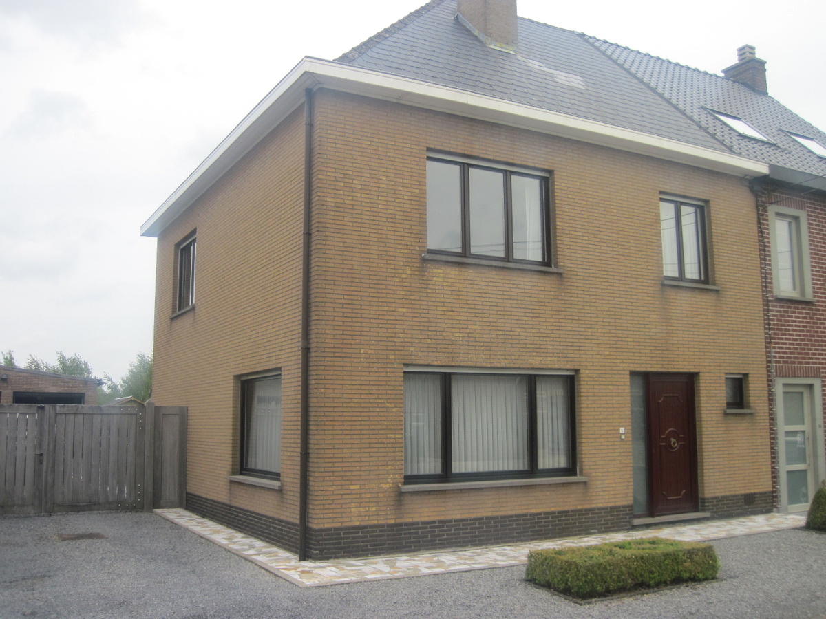 Bijzonder degelijke en ruime Half Open Bebouwing. 