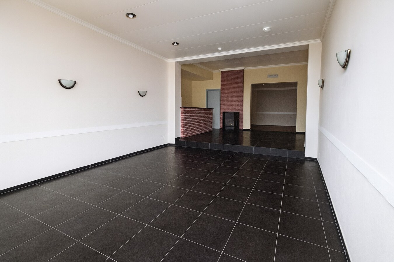 Uniek handelshuis met voormalig café en twee duplexappartementen te koop op toplocatie in het hart van Sint-Niklaas! 