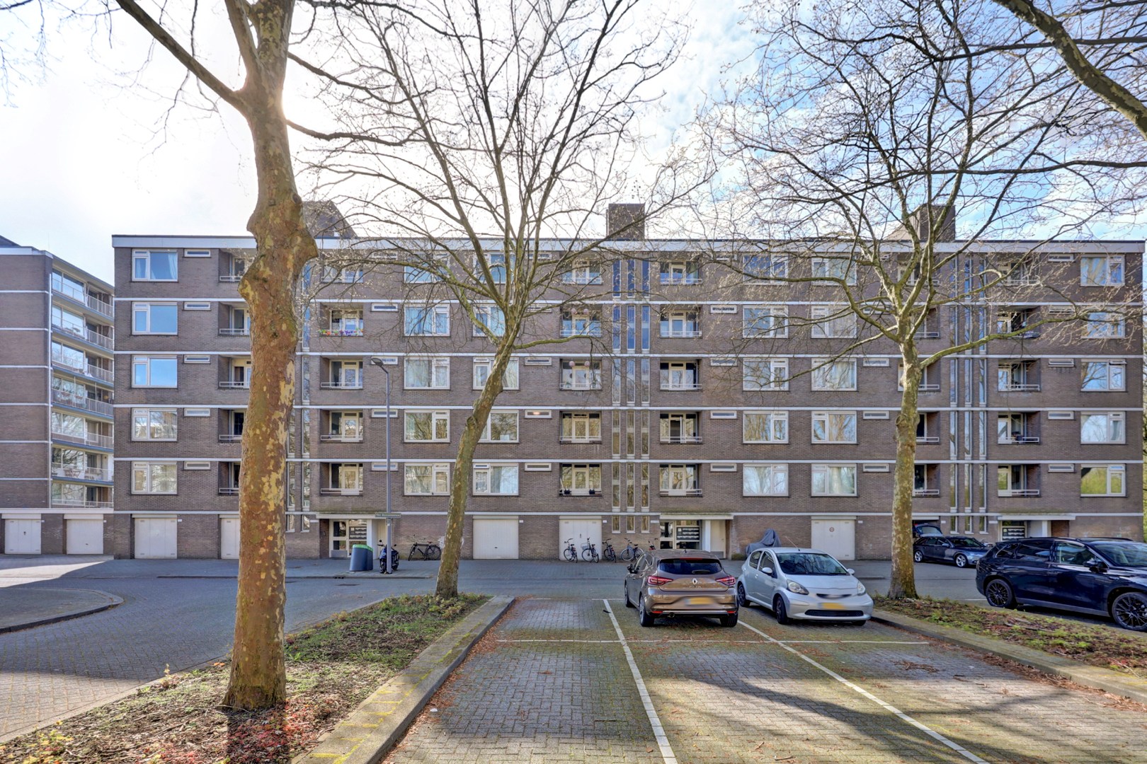 4-kamer appartement op de 1e verdieping, met 2 balkons, berging in de onderbouw en gelegen op eigen grond! 