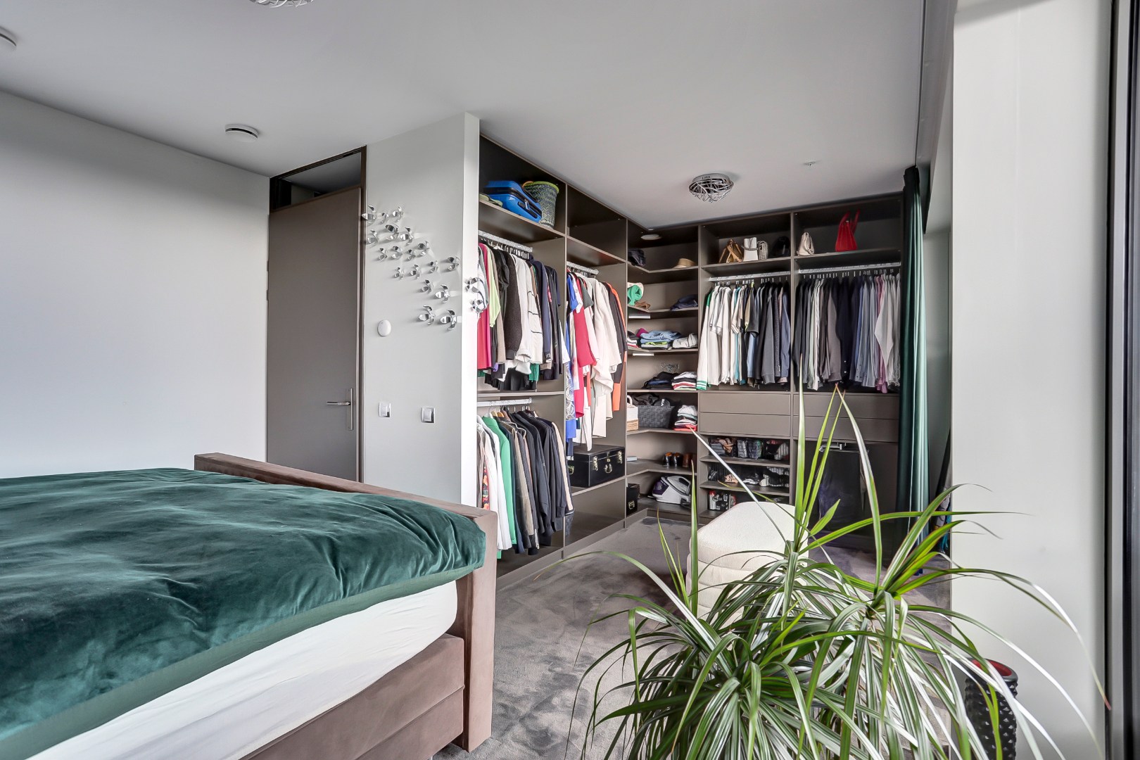 Ultiem luxe wonen in de iconische The CoolTower met spectaculair uitzicht, royaal terras (34 m²) en moderne afwerking in het bruisende hart van Rotterdam! 