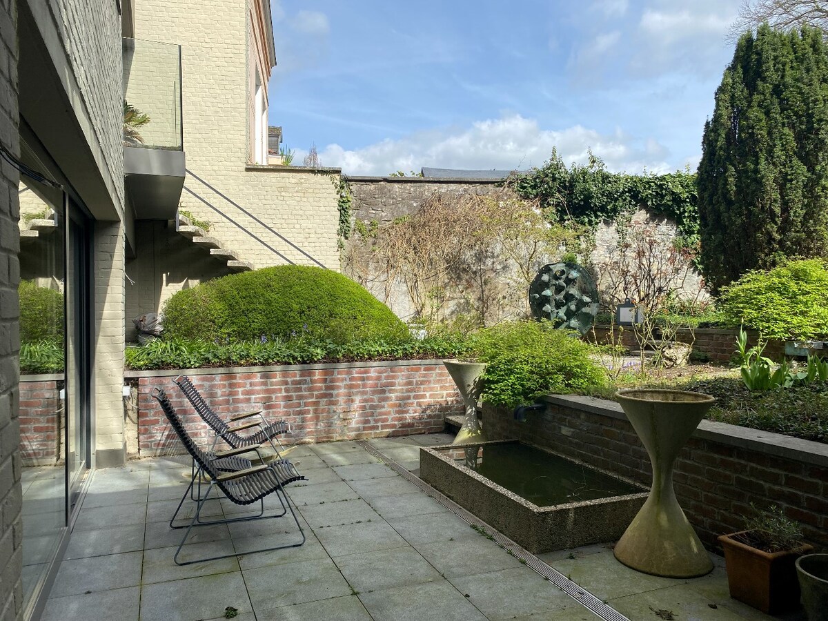 Authentique villa du 20e siècle, rénovée par un architecte de renom, avec 6 chambres et jardin ! 