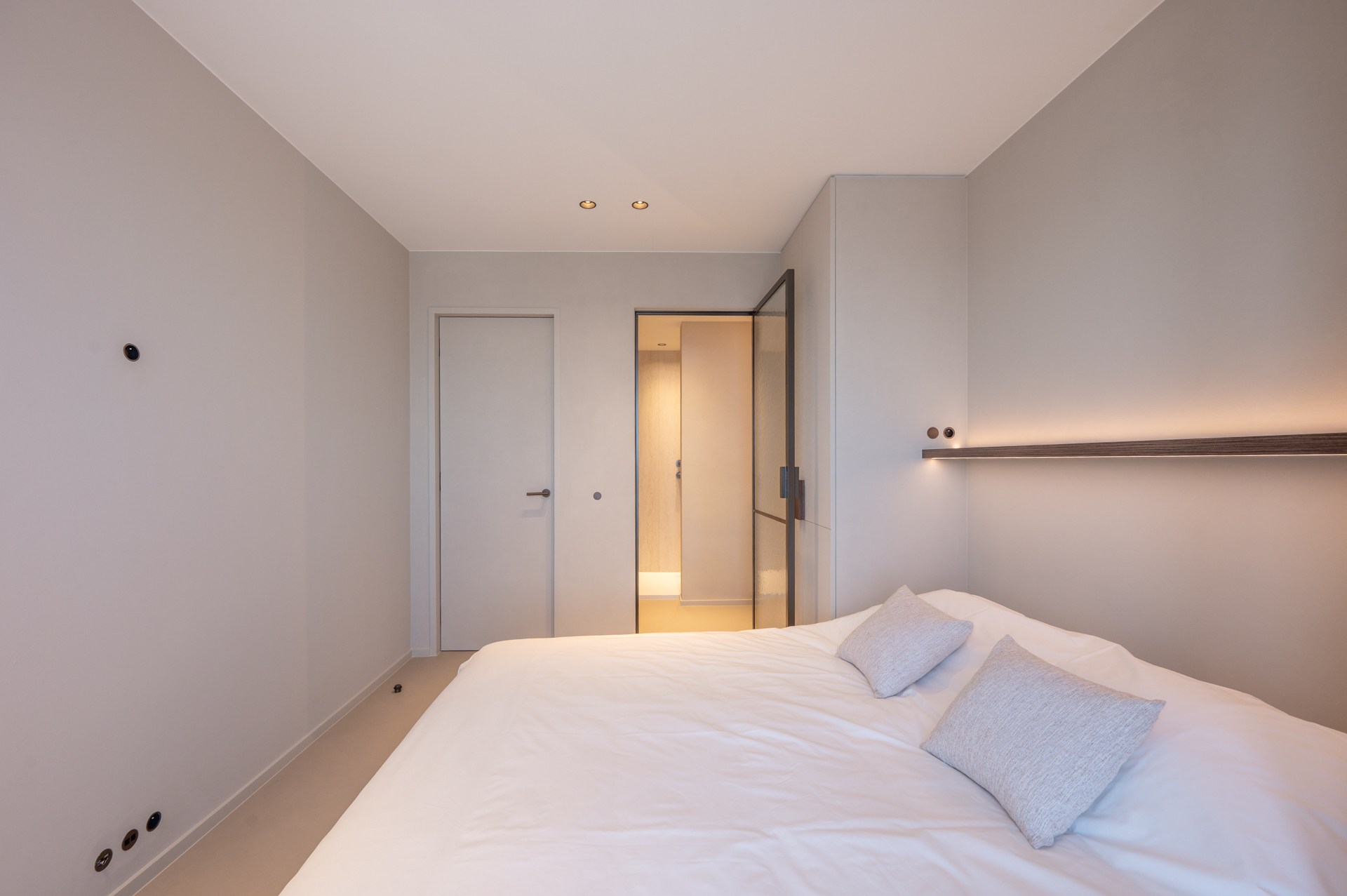 Prachtig gerenoveerd en instapklaar appartement met 3 slaapkamers en frontaal zeezicht, gelegen in een prestigieuze residentie op de zeedijk in het Zoute. 