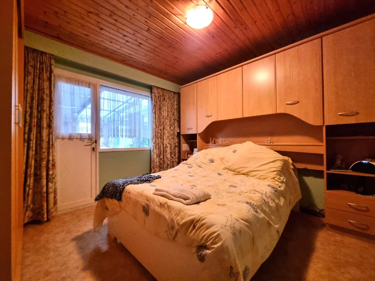 Zeer rustig gelegen, te renoveren halfopen woning met mooie tuin - Heist 