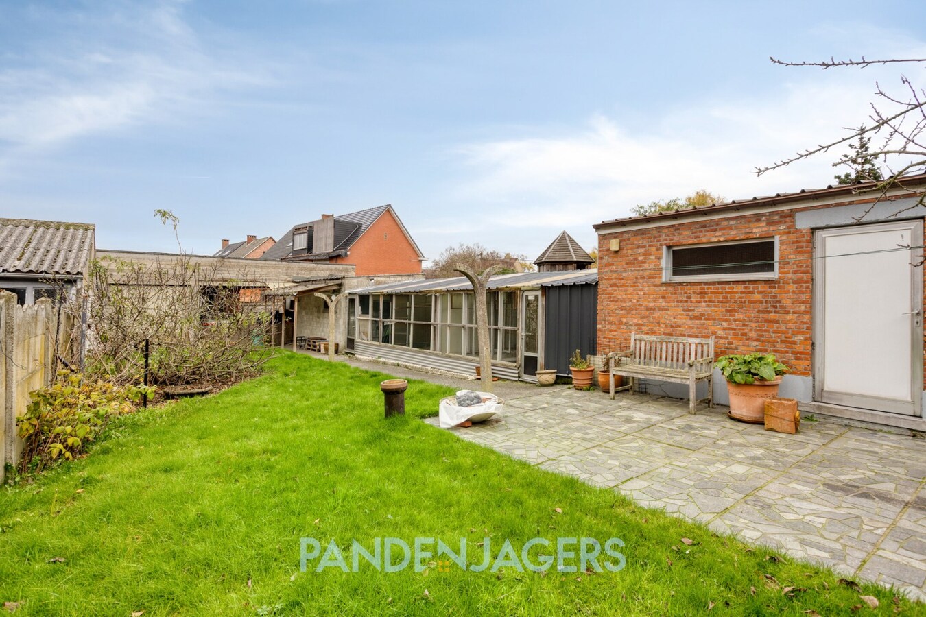 Ruime woning met zij-ingang en achterliggende garage te OLVW 