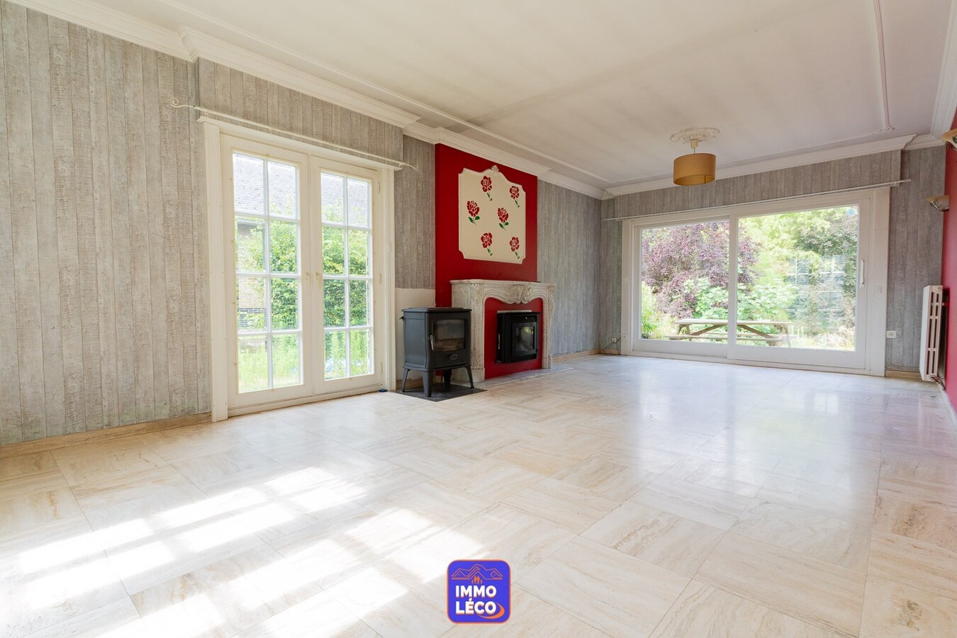 Villa "Semi Plain-Pied" érigée sur 2840m² avec grand étang, 2 garages &amp; parking privatif. 