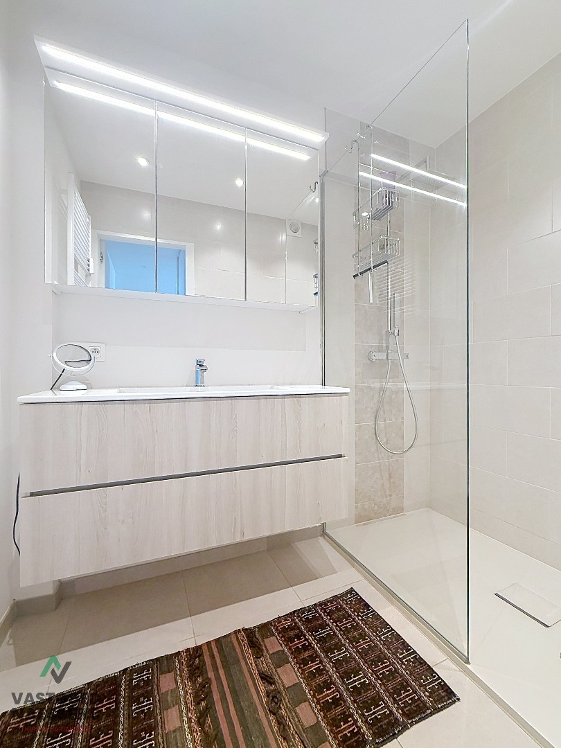 Magnifique appartement rénové de 2 chambres avec terrasse et vue sur le port. 