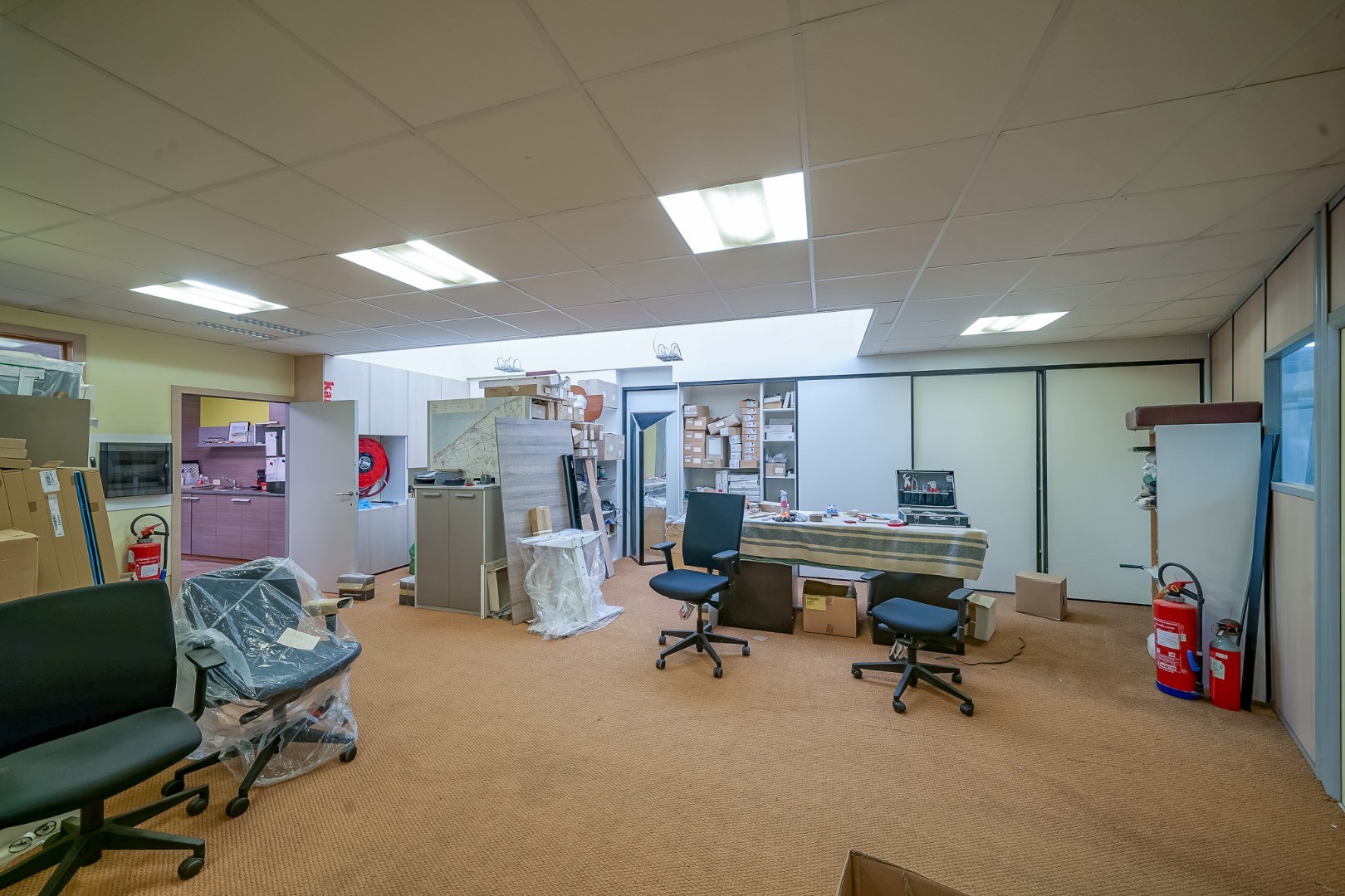 Winkelruimte met magazijn en woonst te Oostende 