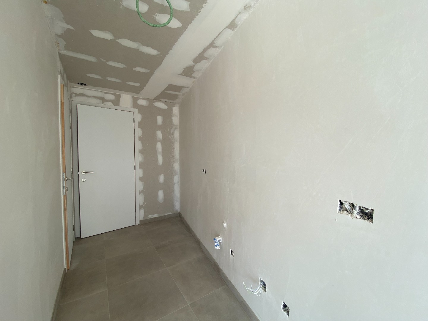 Zeer goed centraal gelegen handelsruimte te Desselgem! 