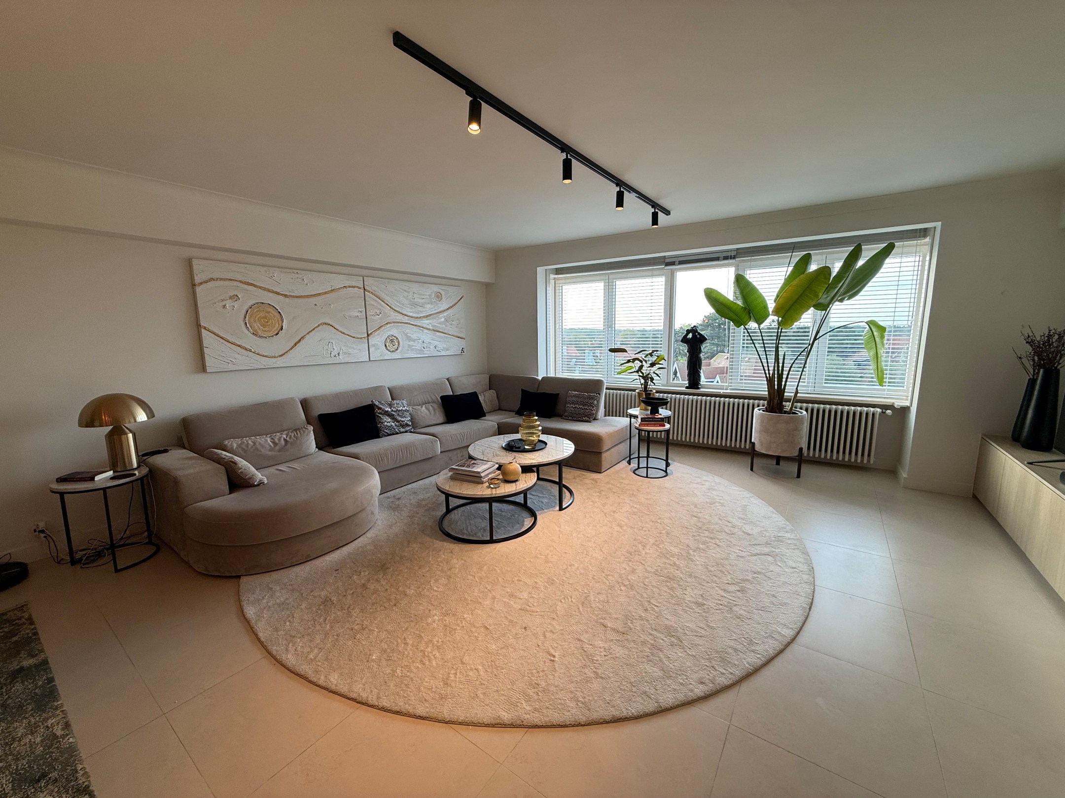 ONGEMEUBELD - Ruim appartement (3 slaapkamers) met een PRACHTIG ZICHT op het groen en de villa's, in het Zoute. KAN OP VENNOOTSCHAP GEHUURD WORDEN. 