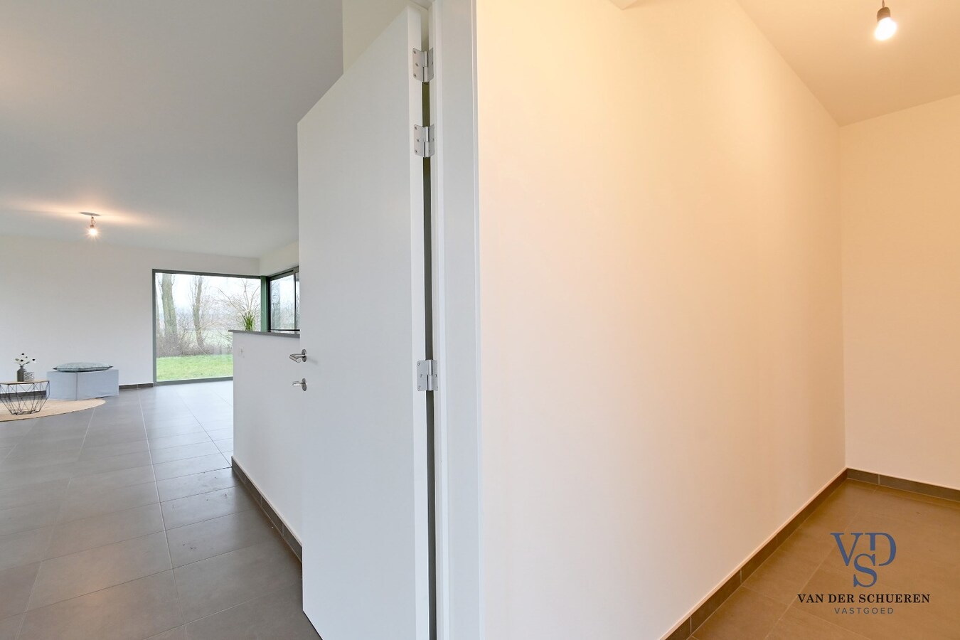 Ruime Half Open, op een commercieel gunstige ligging 