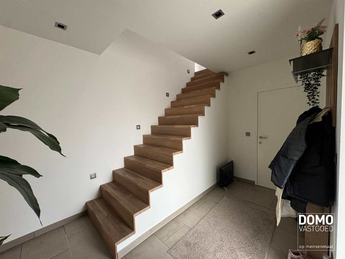 MODERNE WONING MET 3 SLAAPKAMERS, PRAKTIJKRUIMTE EN TUIN TE HUUR IN KERMT! 