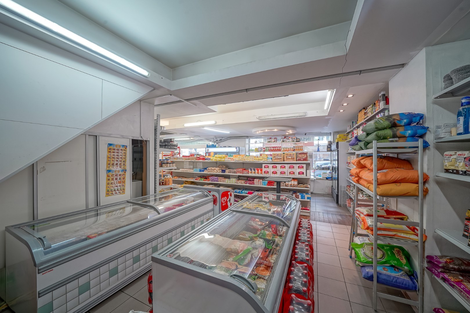 Handelsgelijkvloers met bureauruimte te Oostende 