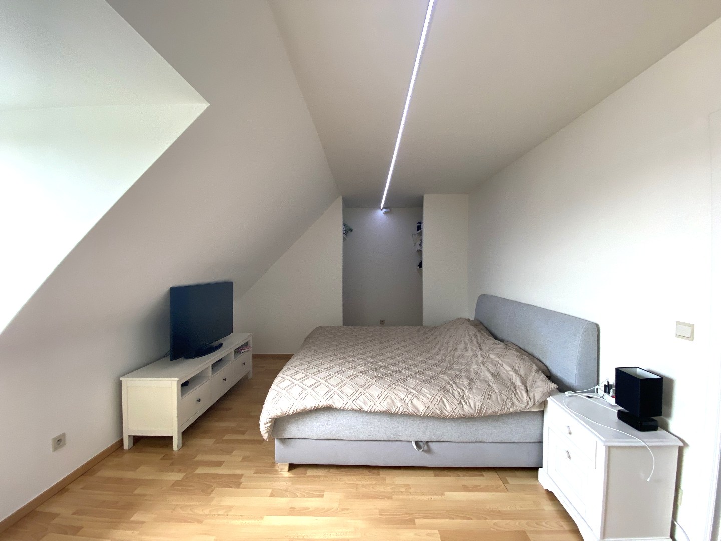 Stijlvolle opbrengsteigendom bestaande uit 6 appartementen en 6 garages! 