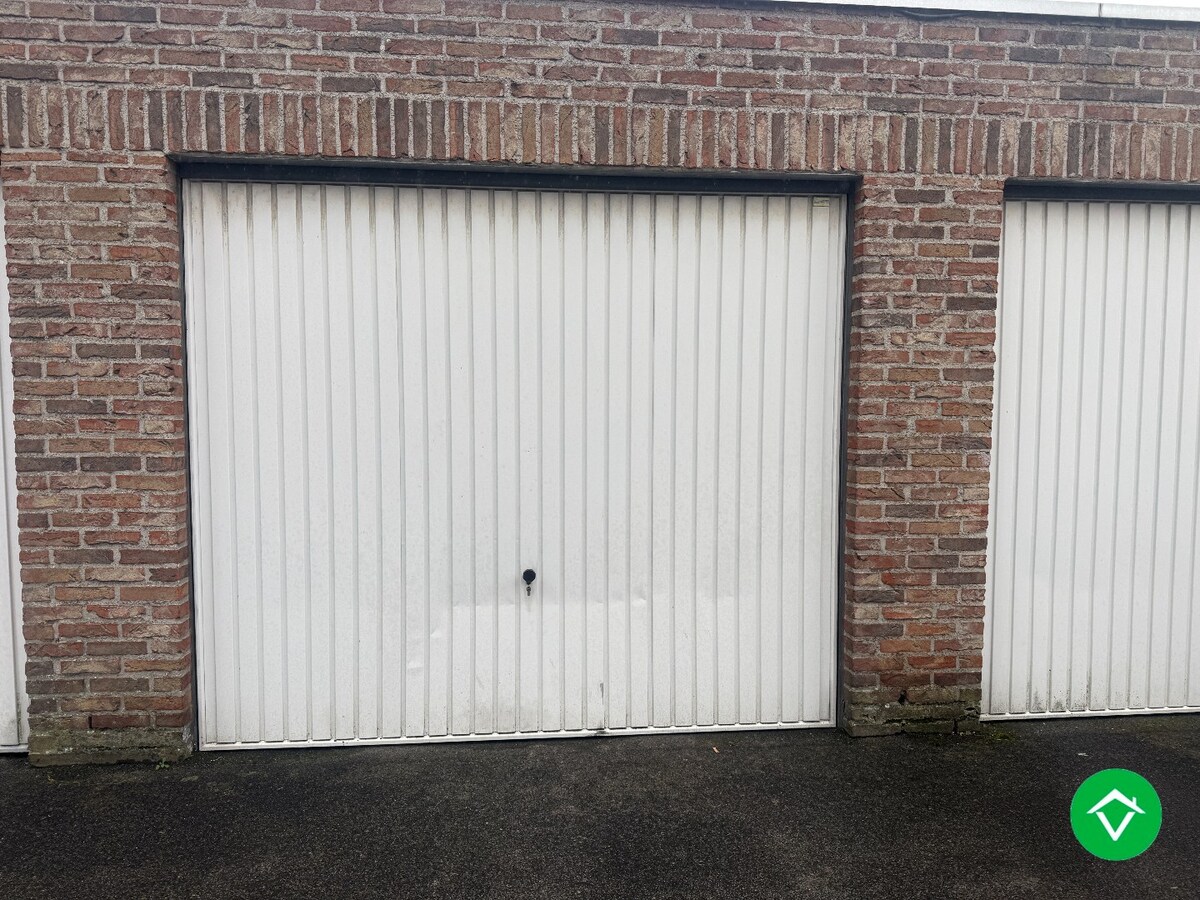 Instapklaar dakappartement met 4 slaapkamers met 2 terrassen en autostaanplaats te Roeselare 