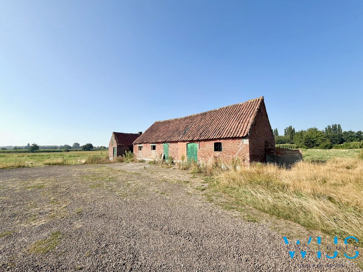 Op te frissen bungalow met 36.274m² grond te Oosteeklo ! 