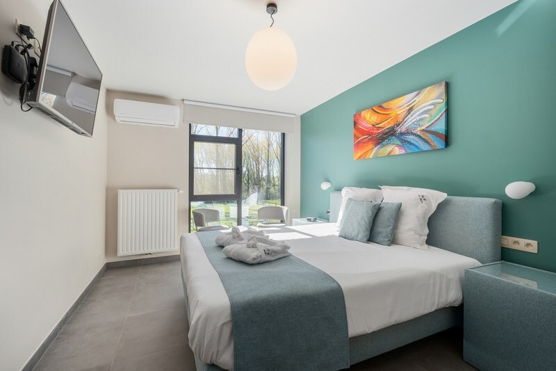 Moderne villa met hippisch complex op 15.856m² 