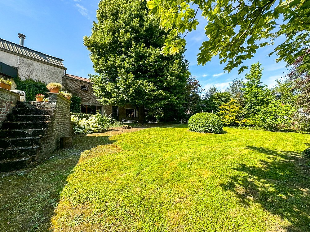 Grand espace professionnel avec maison de style en semi plain-pied, érigés sur 1800m² ! 