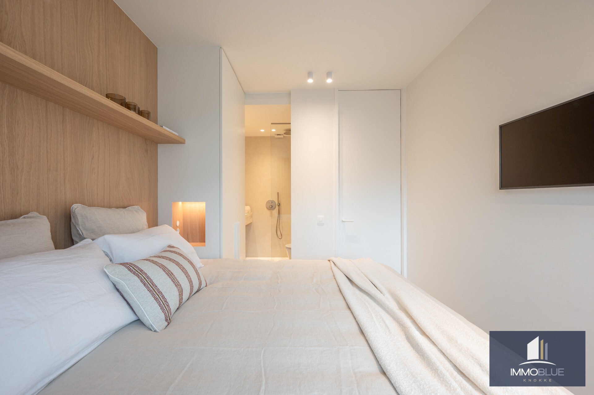 Stijlvol volledig gerenoveerd appartement gelegen nabij het Rubensplein . 