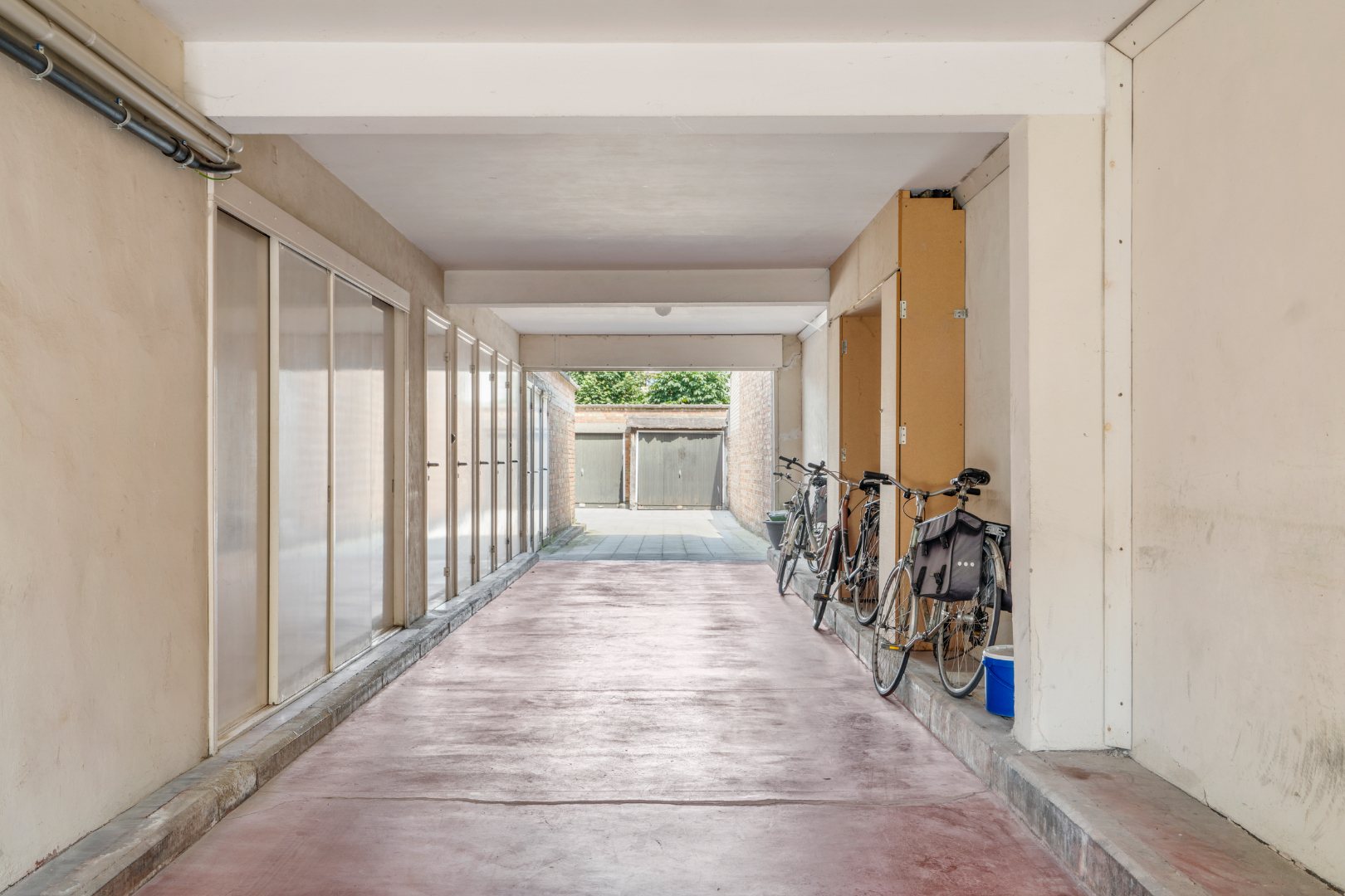 OPBRENGSTEIGENDOM MET 7 APPARTEMENTEN EN 7 GARAGEBOXEN 