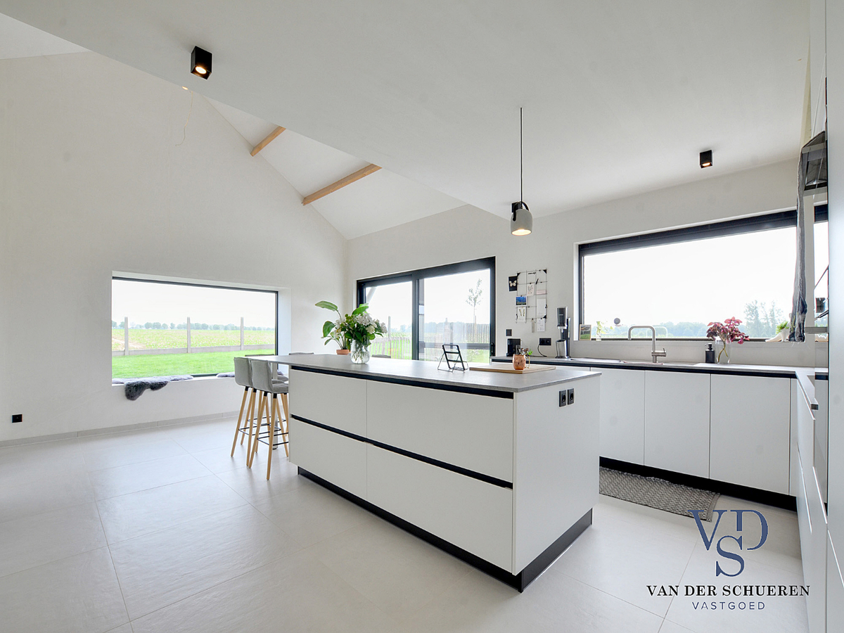 Exceptioneel gelegen, eigentijdse bungalow-villa. 